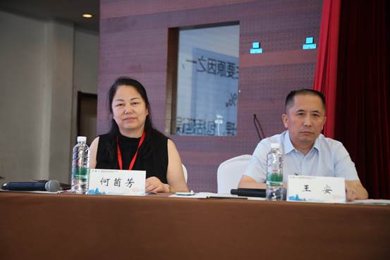 说明: 柜台前的人描述已自动生成