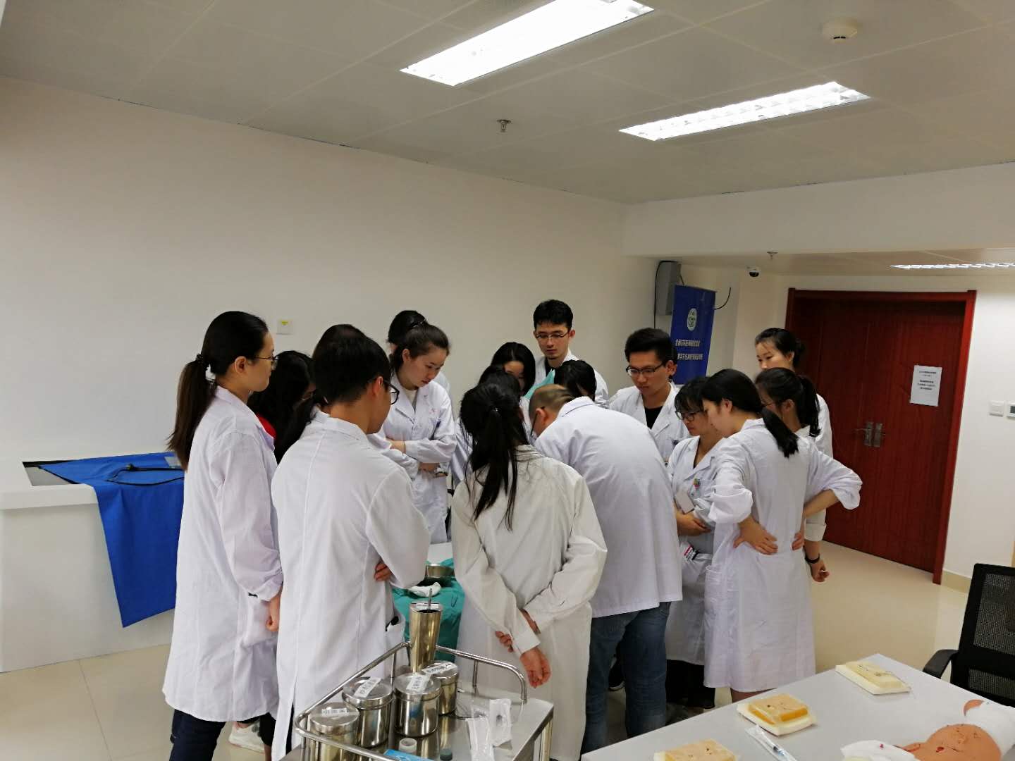 强化临床基本技能、助力临床医学专业认证--我院临床技能实验中心全面安排实习医生临床技能培训