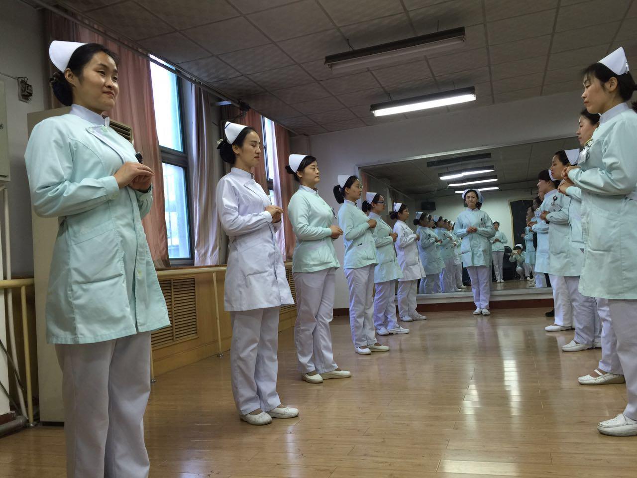 培训护理服务礼仪 提升护理服务形象---肿瘤外