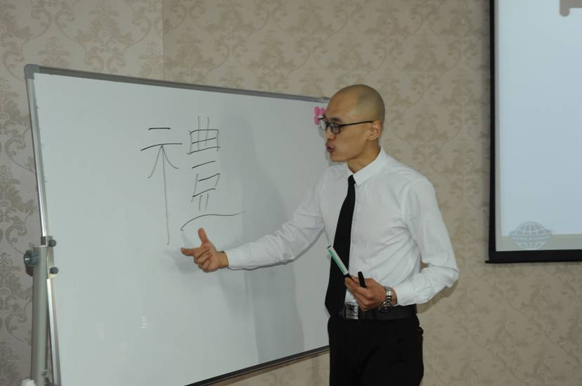 塑形象--我院举办2018年医院窗口文明服务培训