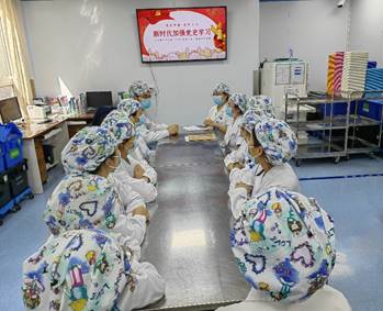 说明: 桌子上有许多花瓶中度可信度描述已自动生成