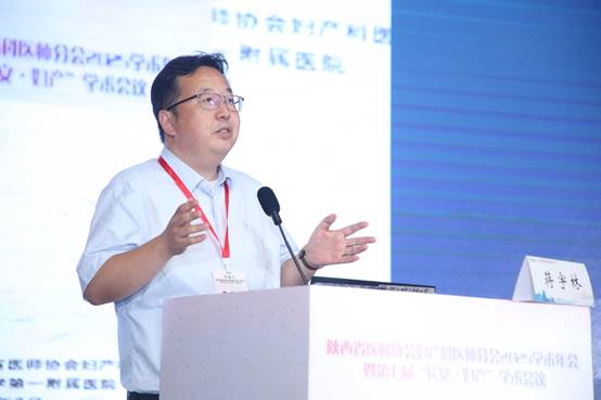 说明: 男人手上拿着纸描述已自动生成