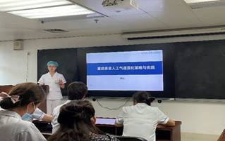 会议室里的人们描述已自动生成