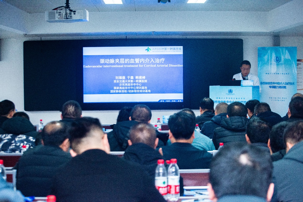 一群人在房间里的电视中度可信度描述已自动生成