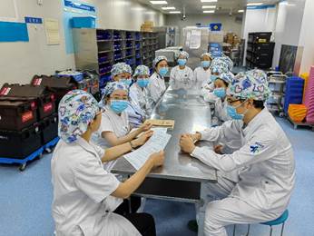 说明: 图片包含 人, 室内, 桌子, 男人描述已自动生成