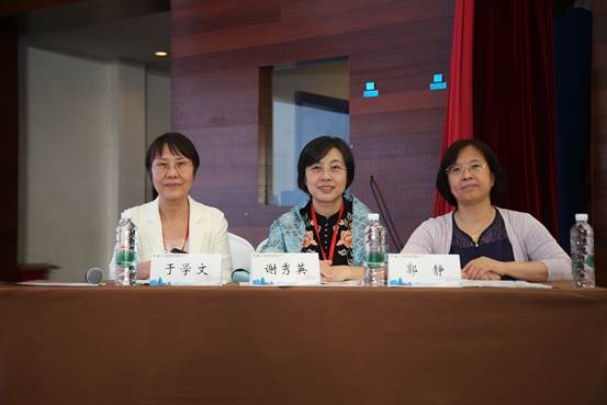说明: 几个人在桌子前描述已自动生成