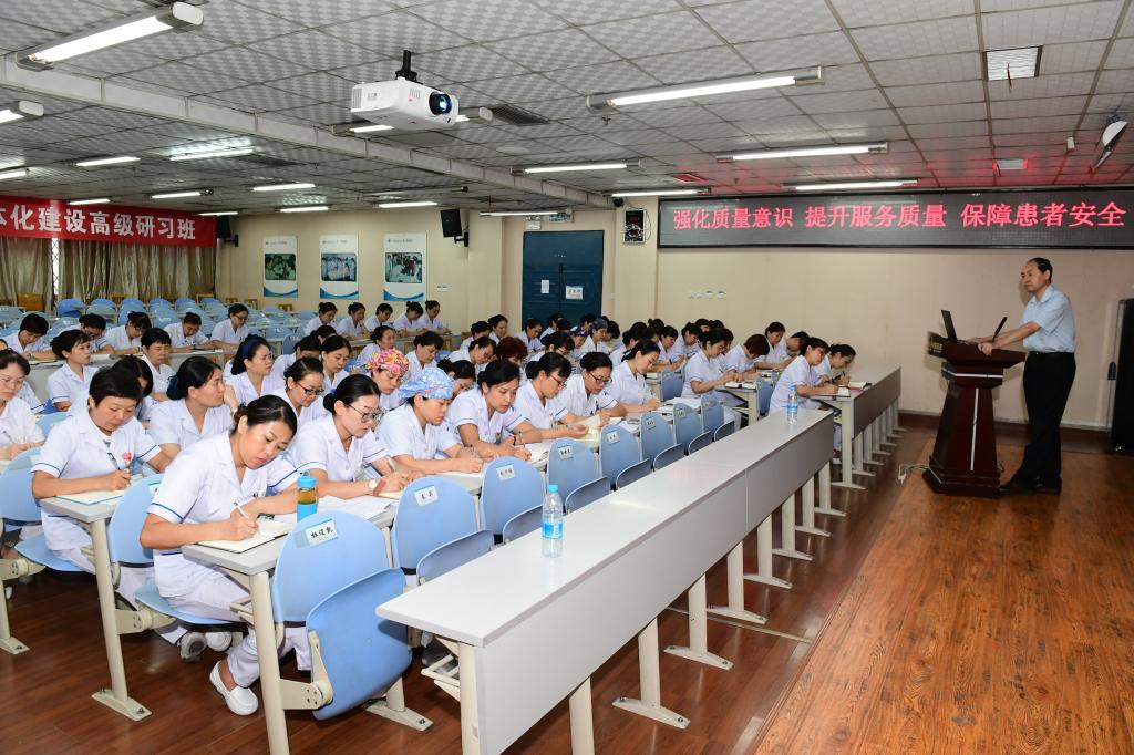 改善服务 提升质量 保障安全--护理部举办提升