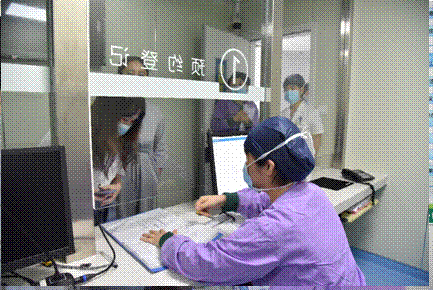 男人和女人在交谈低可信度描述已自动生成,图片包含 室内, 人, 男人, 用描述已自动生成