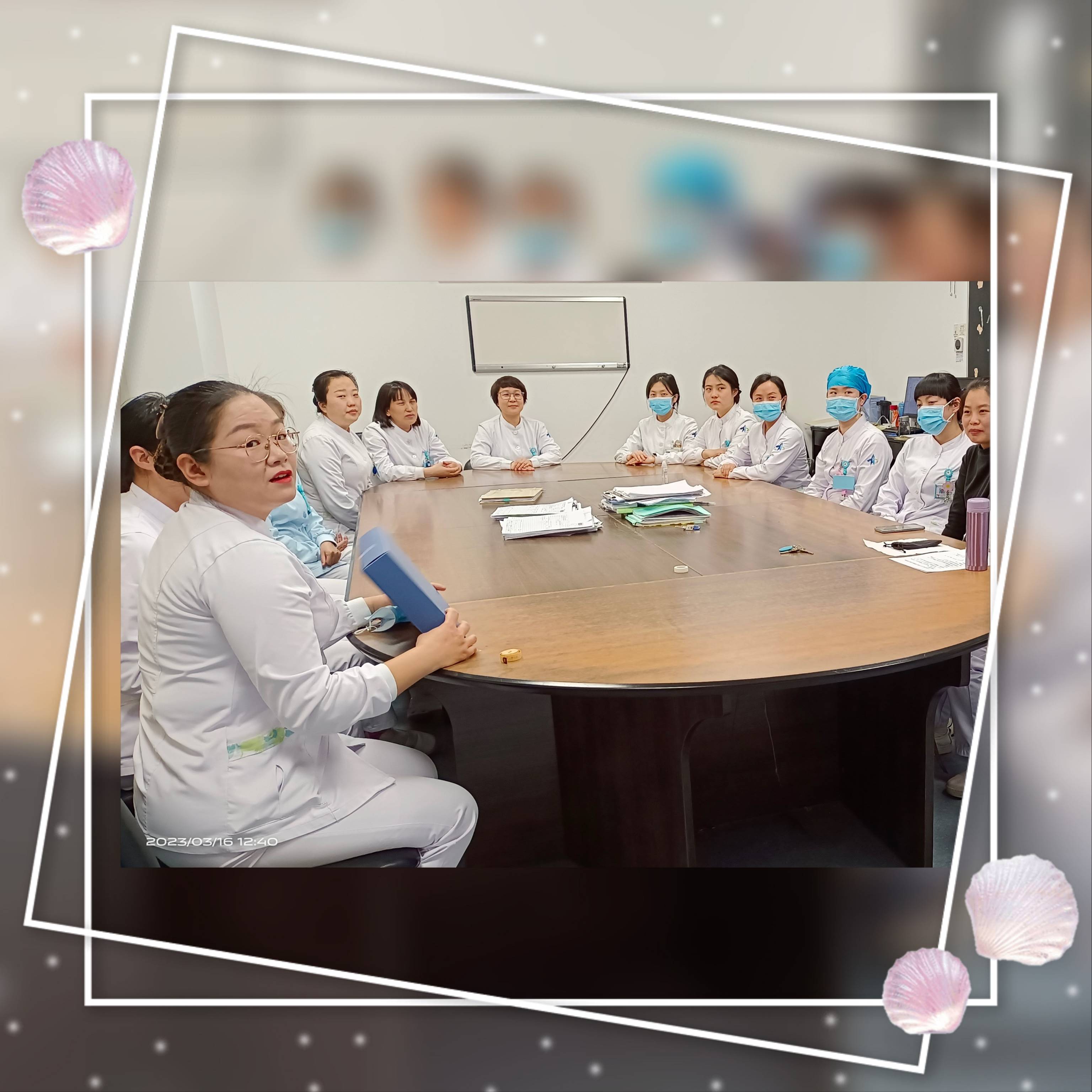 图片包含 人, 室内, 女人, 桌子描述已自动生成 图片包含 人, 室内, 女人, 桌子描述已自动生成